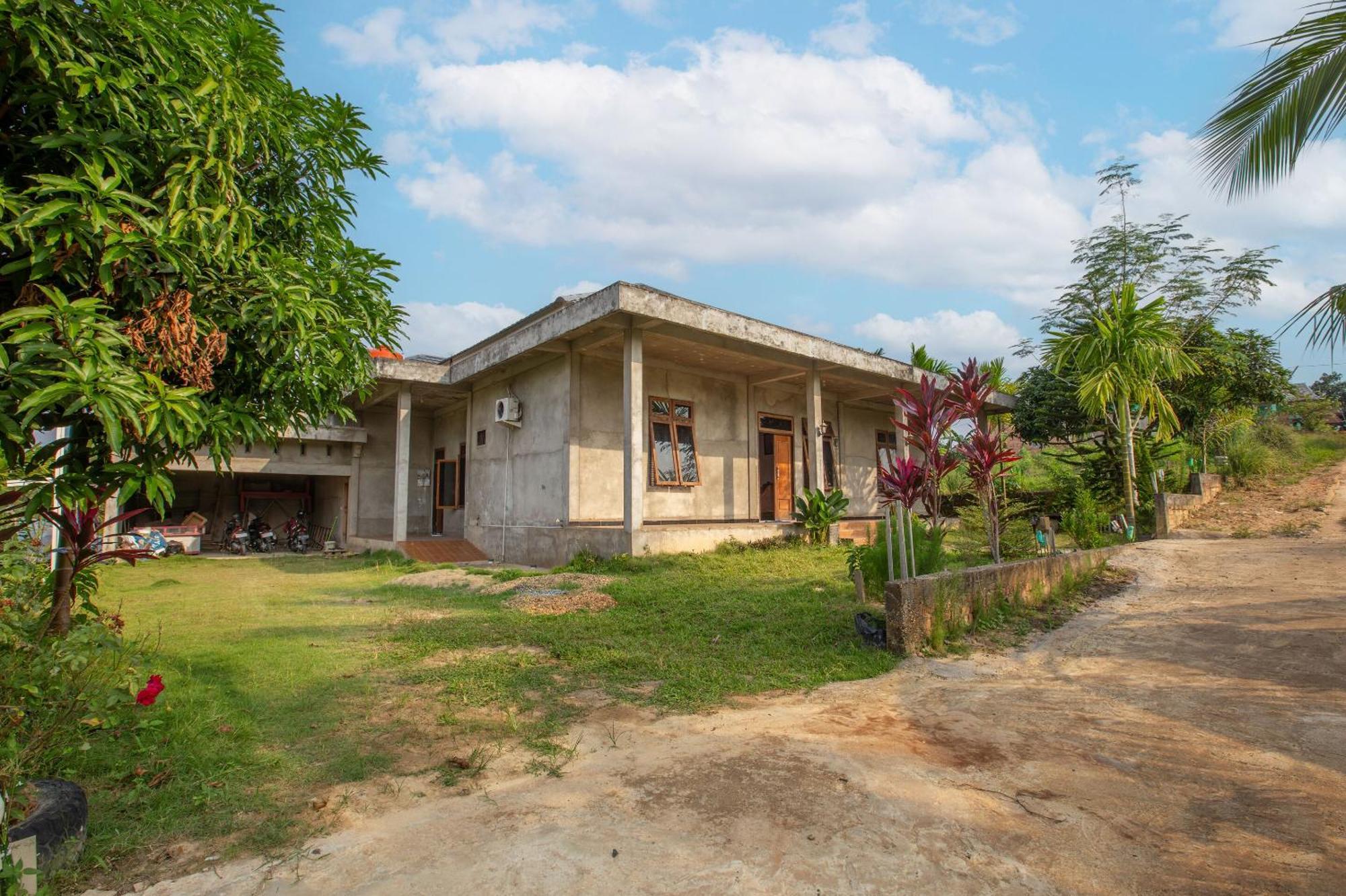 Oyo 92587 Homestay Romauli Kampung Radja Jambi Eksteriør bilde