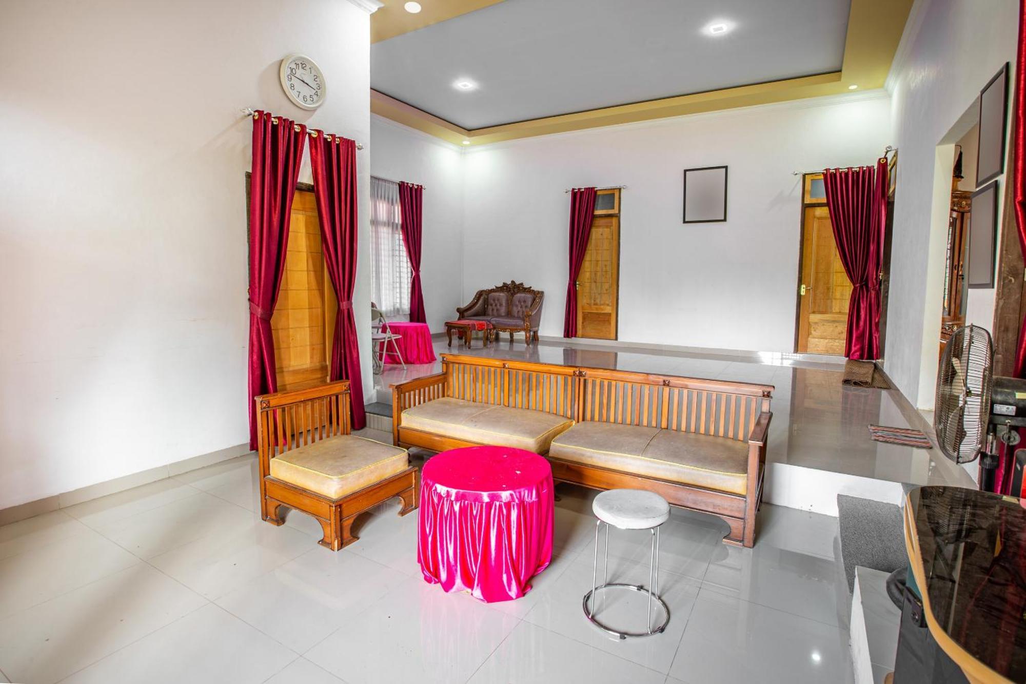 Oyo 92587 Homestay Romauli Kampung Radja Jambi Eksteriør bilde