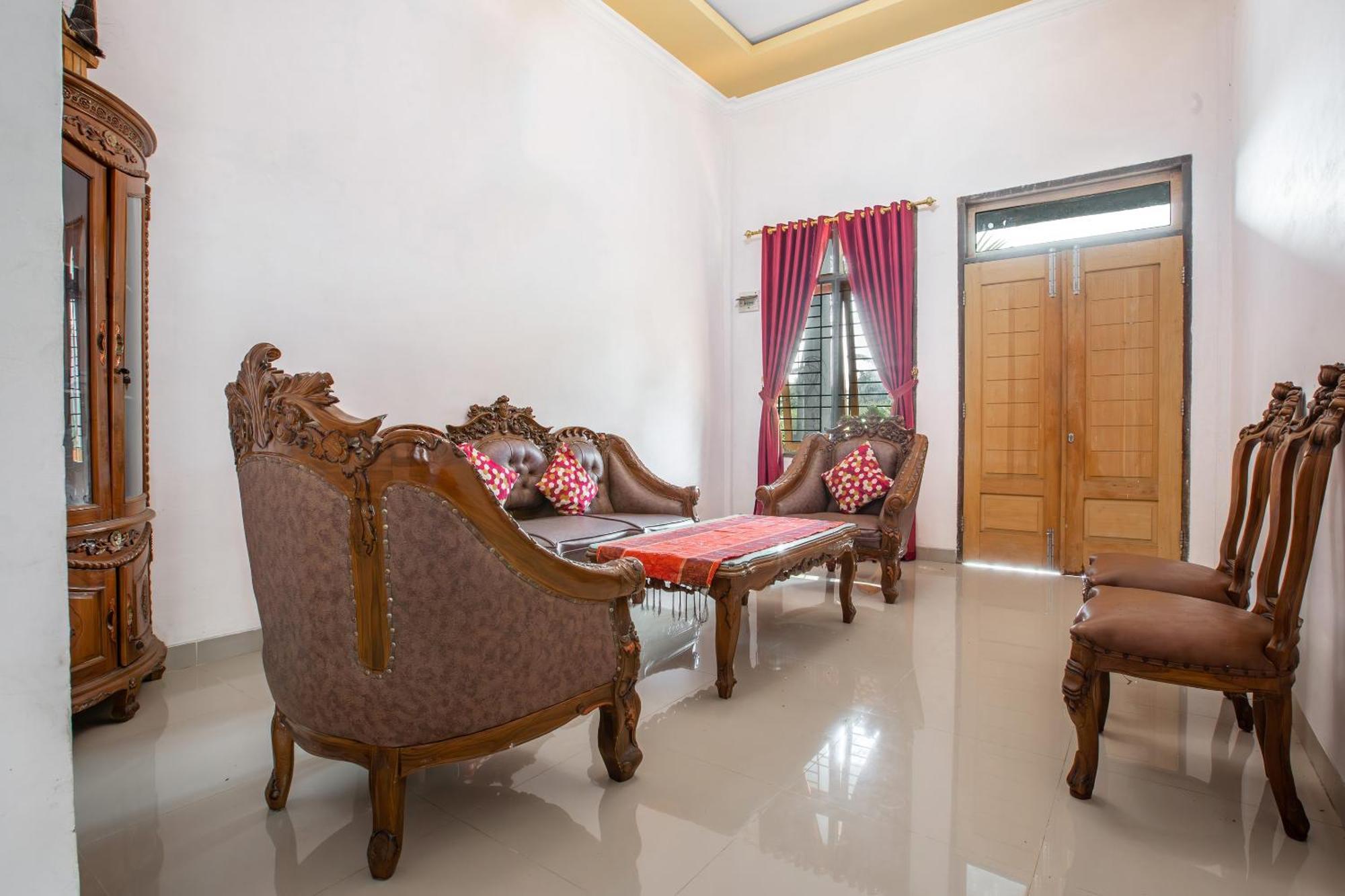 Oyo 92587 Homestay Romauli Kampung Radja Jambi Eksteriør bilde
